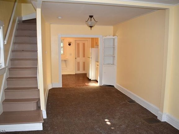 4th image of 31 E Main St