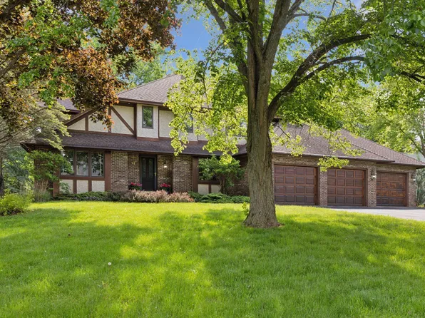 61 Deer Hills Ct, North Oaks, MN 55127