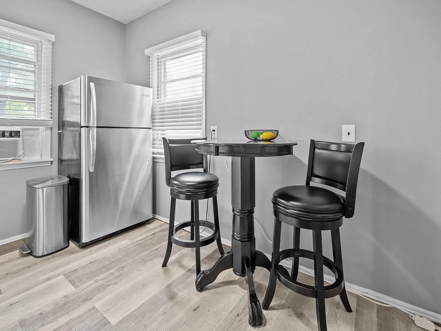 610 Clark St — Photo 3