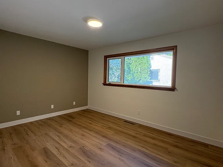 211 Strathmillan Rd — Photo 8