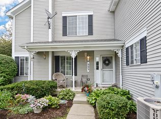 523 Sandhurst Ln #523, South Elgin, IL 60177