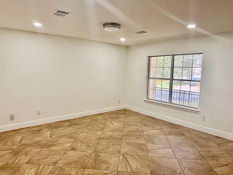 11210 Kingsgate Dr — Photo 3