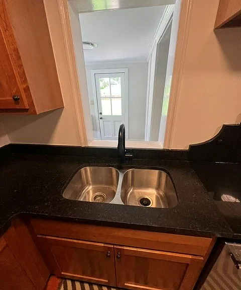 403 Holmes St — Photo 9