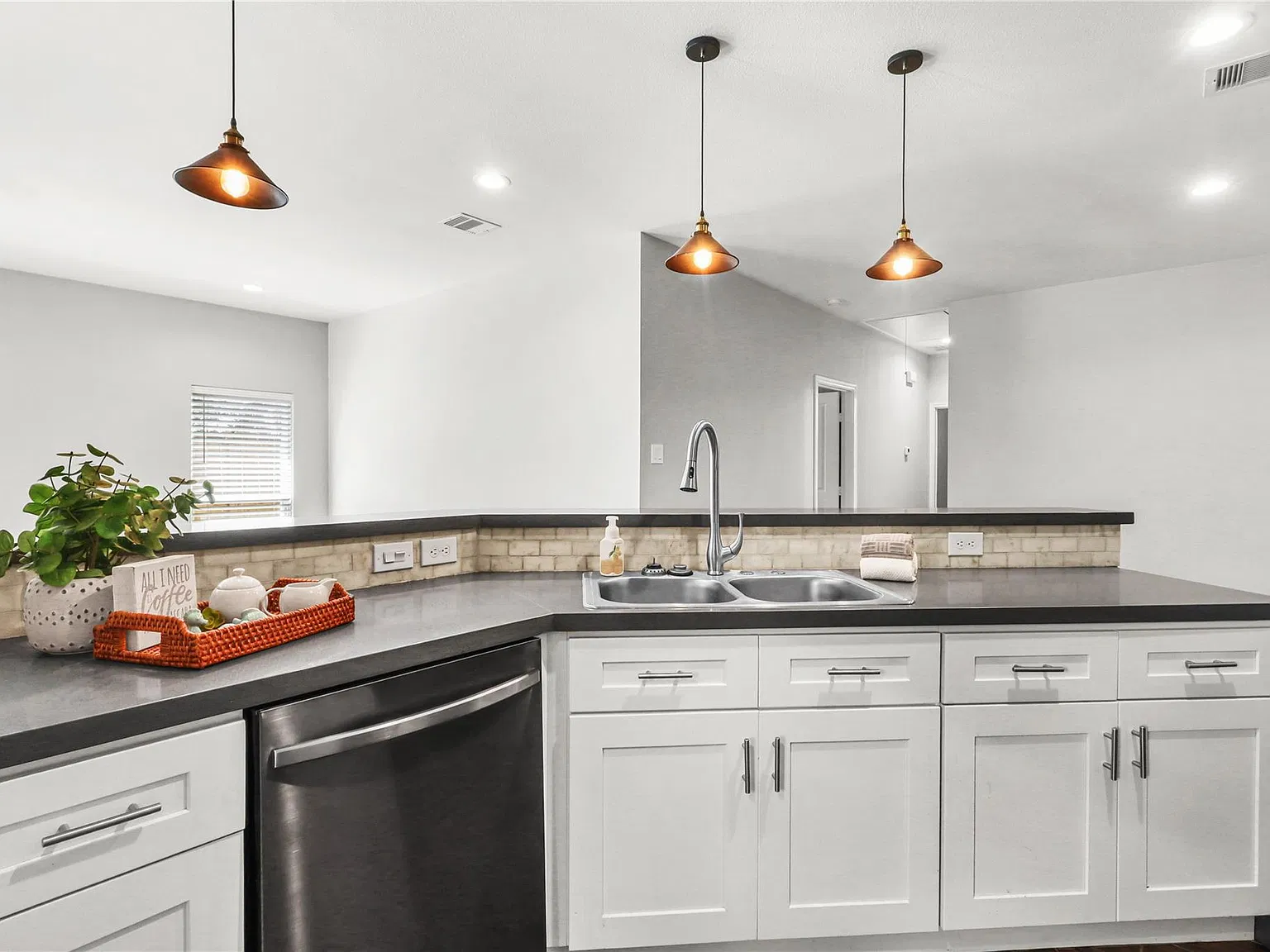 3 bed, 2.0 bath, 1532 sqft, $1,950 — Photo 2