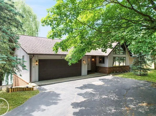 711 N Kalamazoo St, Paw Paw, MI 49079