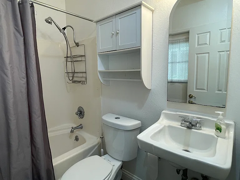 Burton Dr — Photo 16