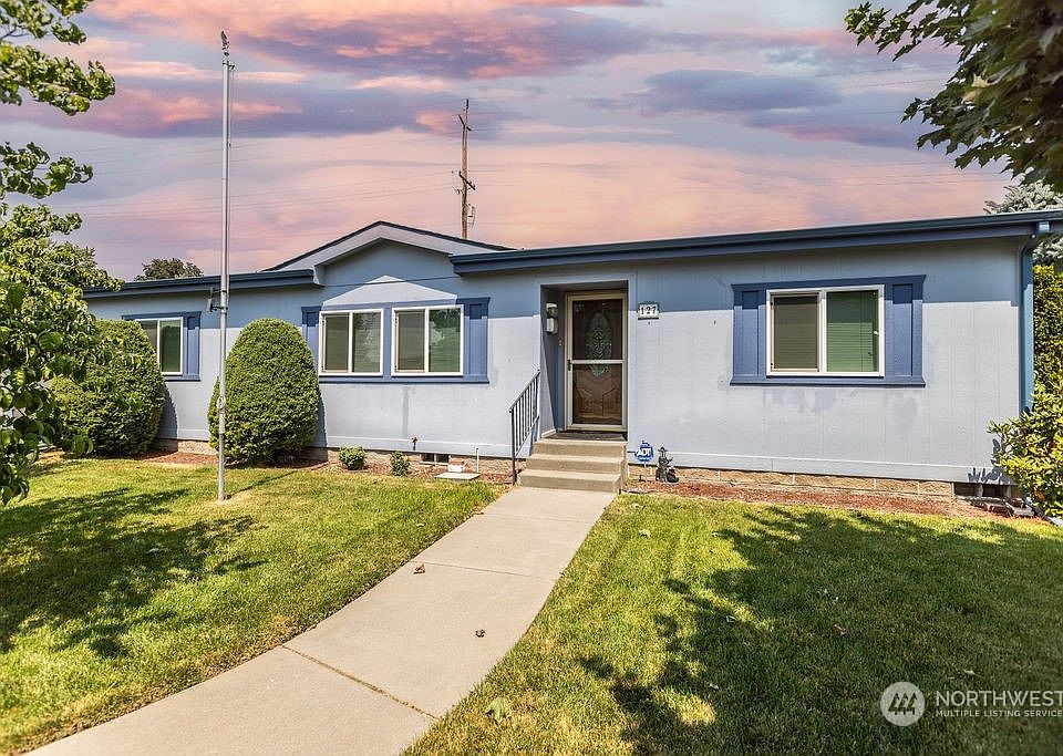 1st image of 127 SE Pepperidge Place
