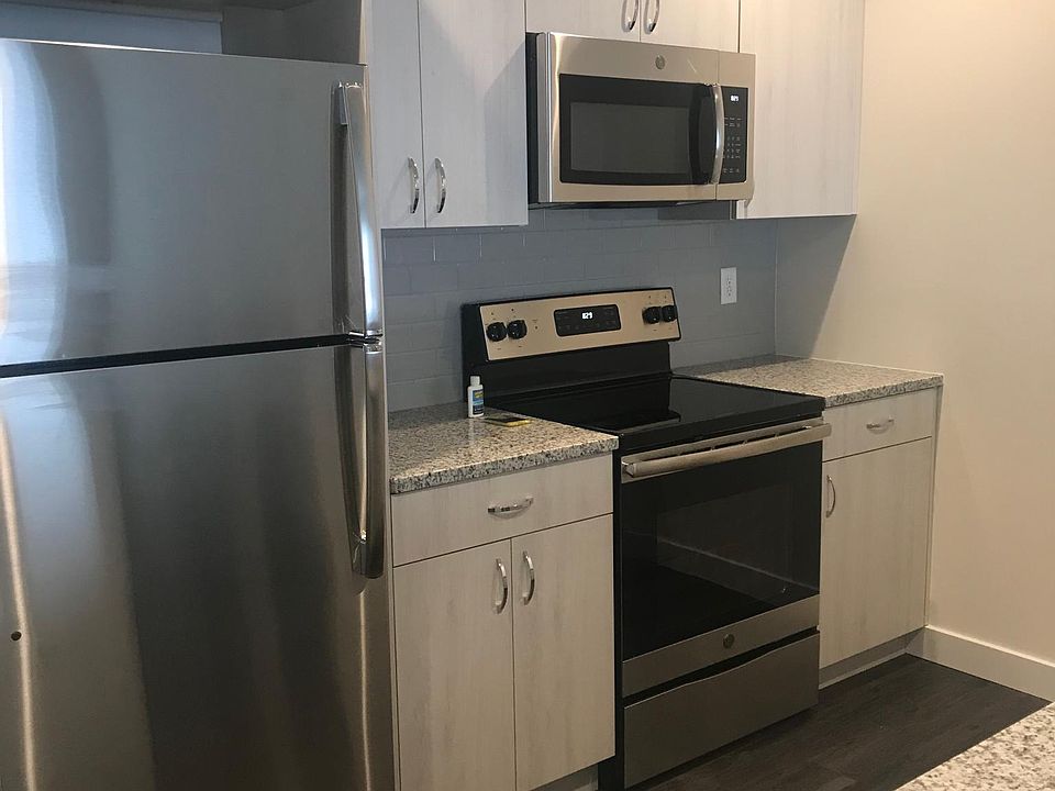 Stainless steel GE appliances with granite countertops