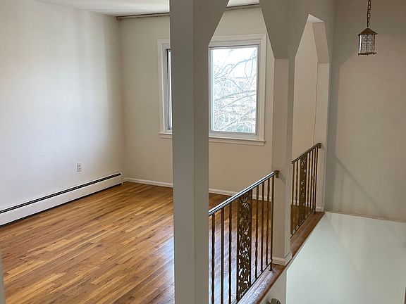 4th image of 679 Collfield Ave Floor 1