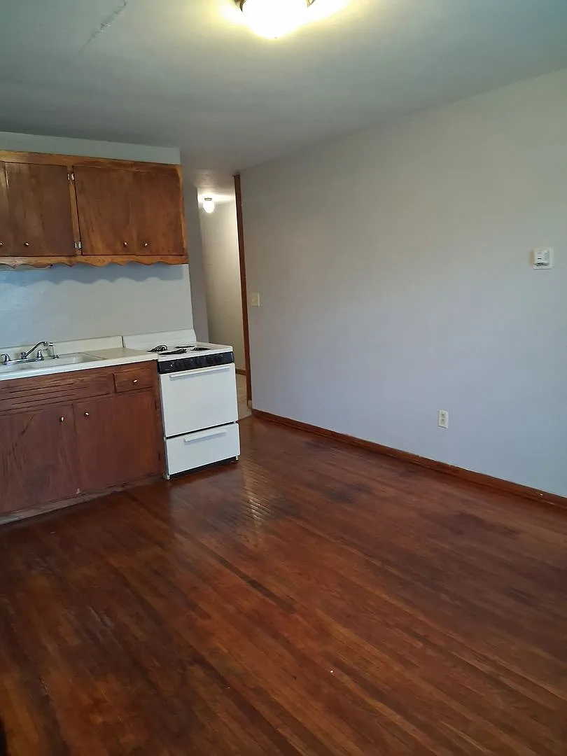 1 Bedroom 1 Bath In Maplewood Heat Included — Photo 1