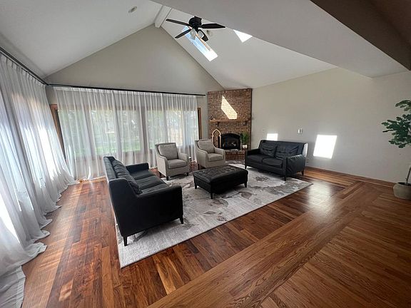 3rd image of 2220 Eastview Dr