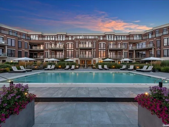 10 Shore Road #205, Glenwood Landing, NY 11547