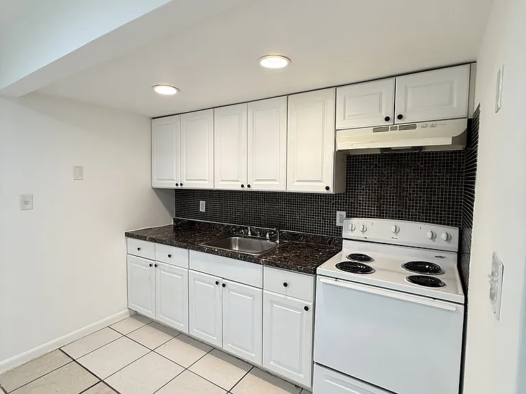 807 NW 24th St #16 — Photo 5