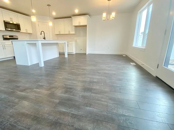 4th image of 1408 W Quailhill Rd N