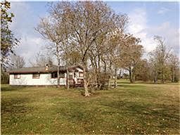Great opportunity to buy in Alvin where MOBILE HOMES ARE ALLOWED. THis is difficult to find, do not 