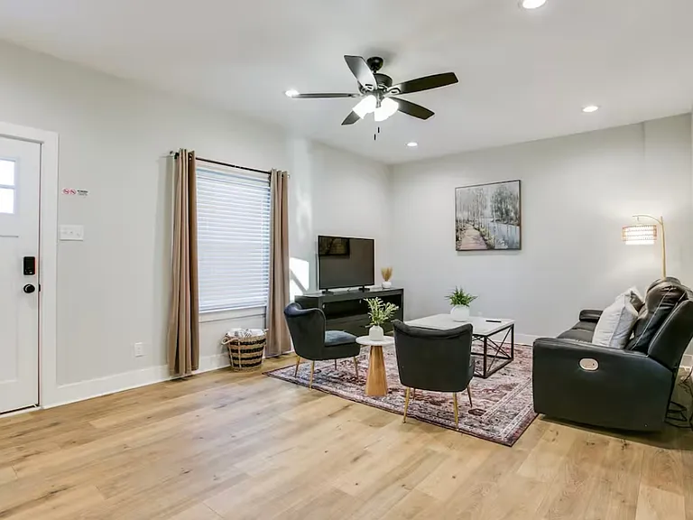 1045 Holiday Dr — Photo 9