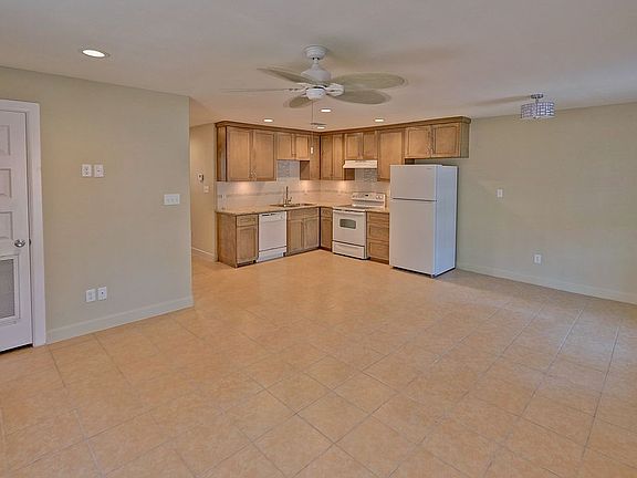 3rd image of 101 E Capricorn Dr