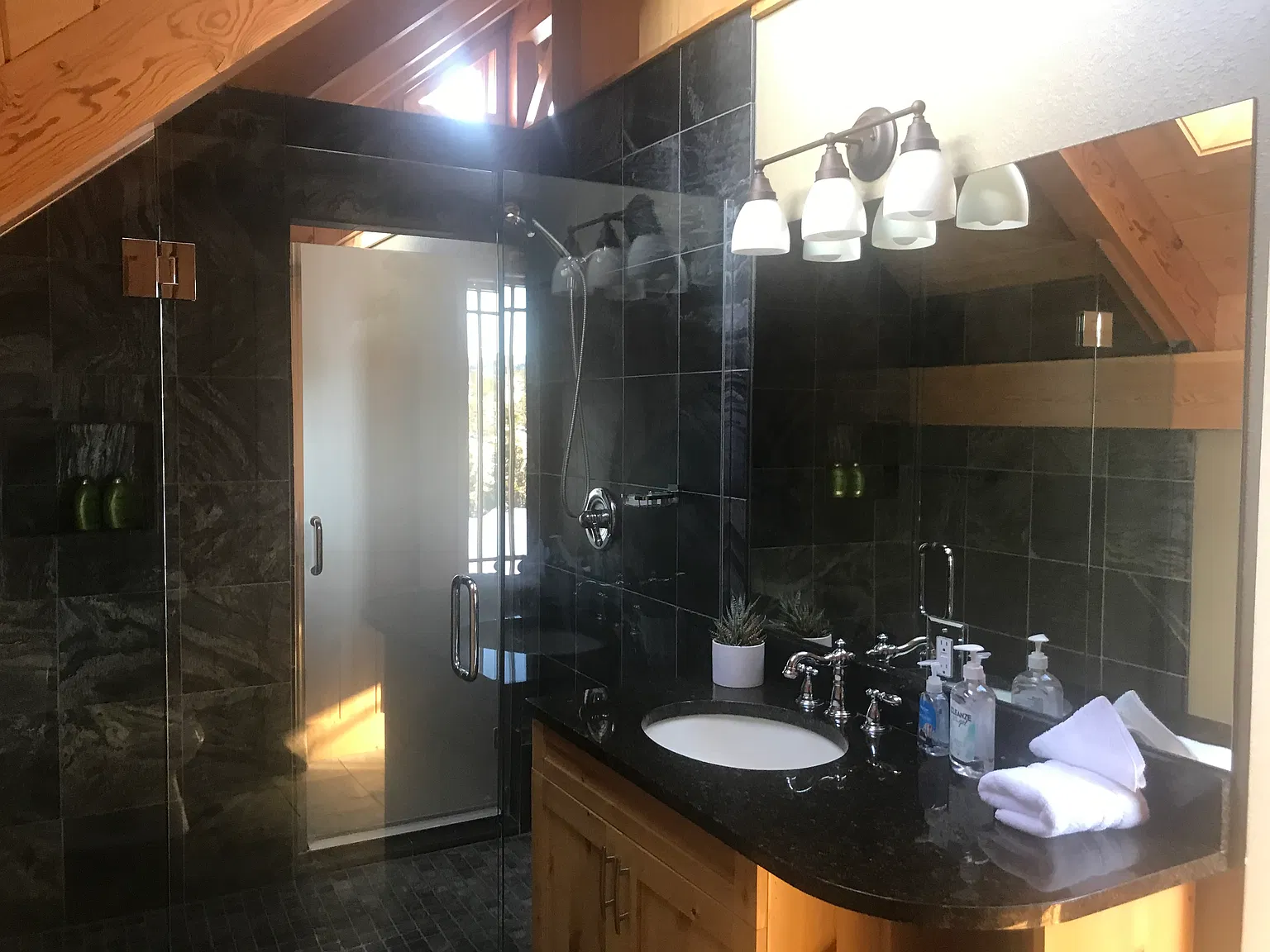 2 bed, 2.5 bath, 2000 sqft, $3,500 — Photo 3