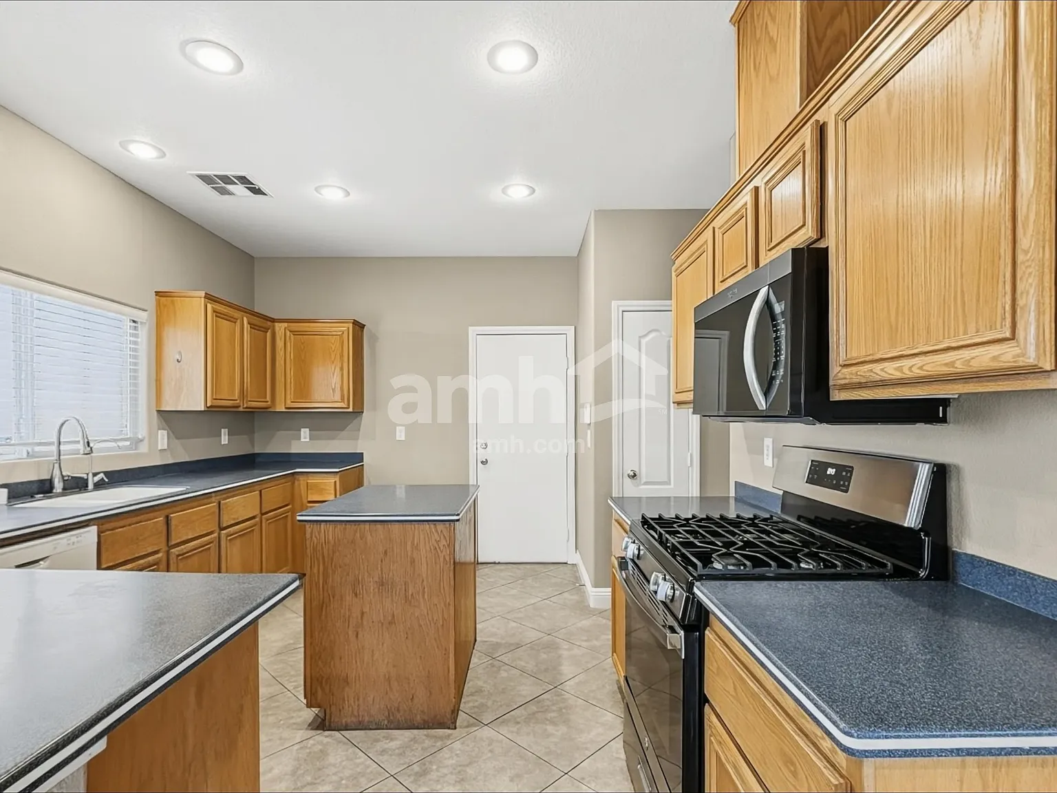 4 bed, 2.5 bath, 2313 sqft, $2,760 — Photo 4