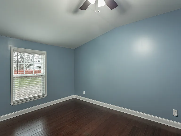 1553 Kirby Ave — Photo 12