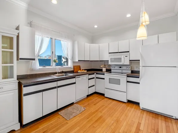 42 Broad St APT 4, Salem, MA 01970