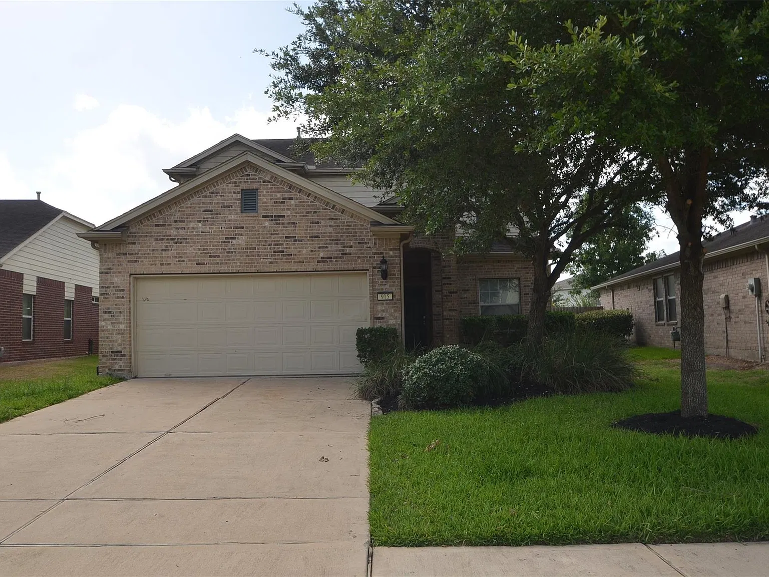 4 bed, 2.5 bath, 2516 sqft, $2,100 — Photo 2