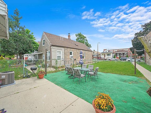 3rd image of 1624 S 59th Ct