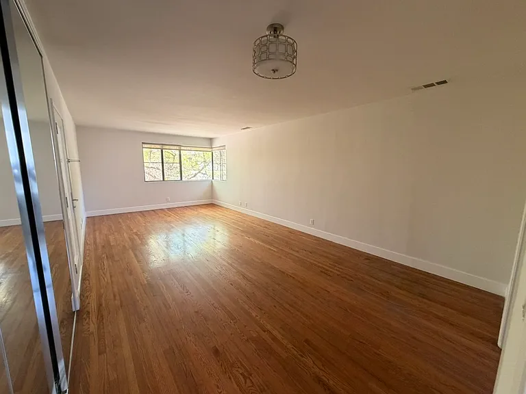 3138 S Barrington Ave #I — Photo 4