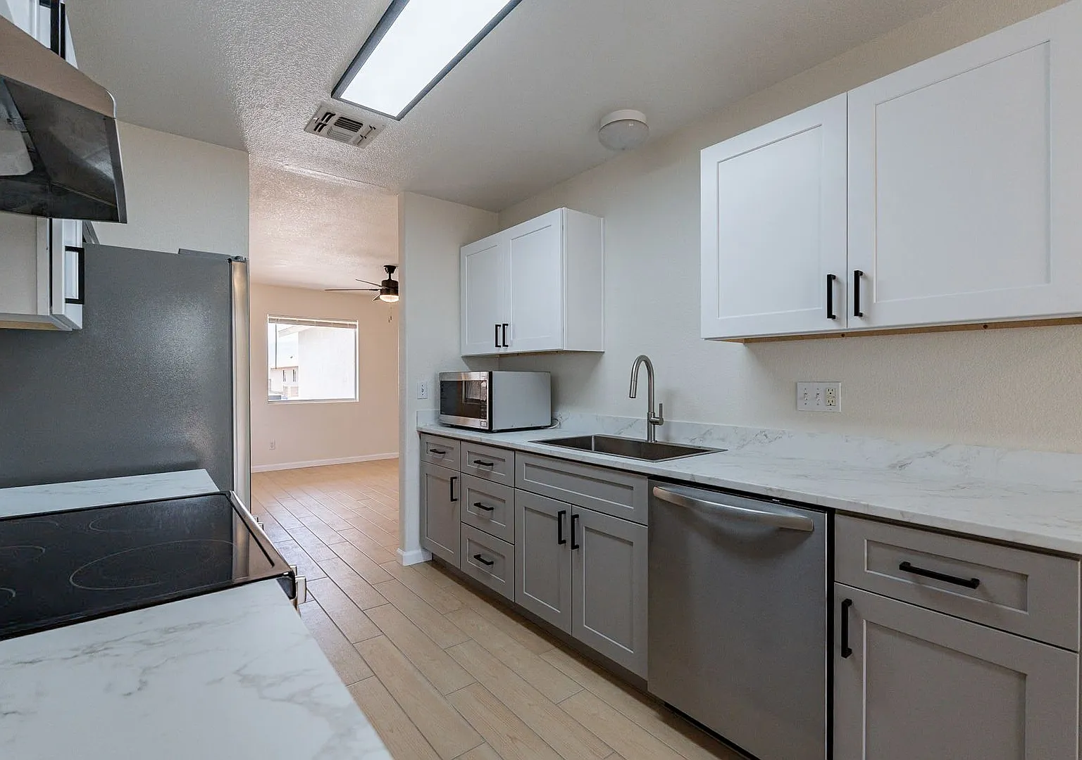 Modern East Tucson Sanctuary: 3BR with Wood Floors & Private Fenced Yard — Photo 4