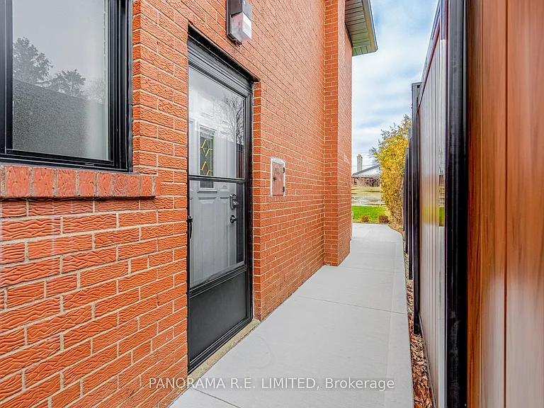 674 Netherton Cres #LOWER — Photo 19