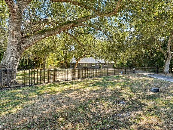 3rd image of 7280 Pelas Cir
