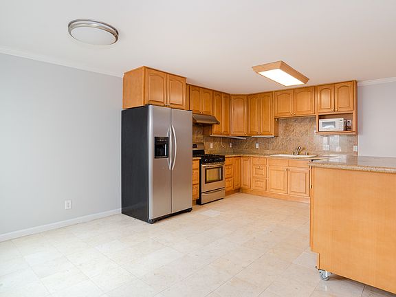 3rd image of 481 Monterey Blvd