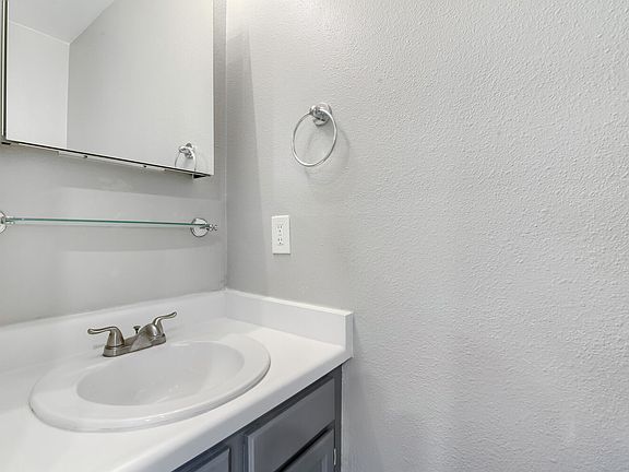 4th image of 4177 Charleston Dr