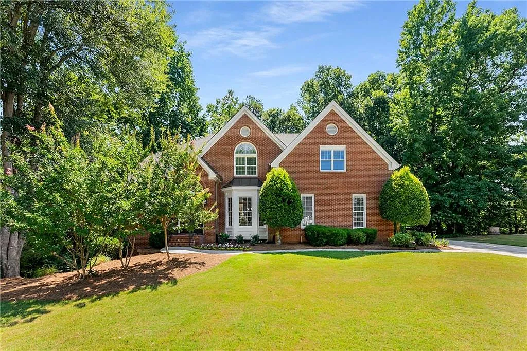 5 bed, 4.5 bath, 6778 sqft, $5,400 — Photo 2