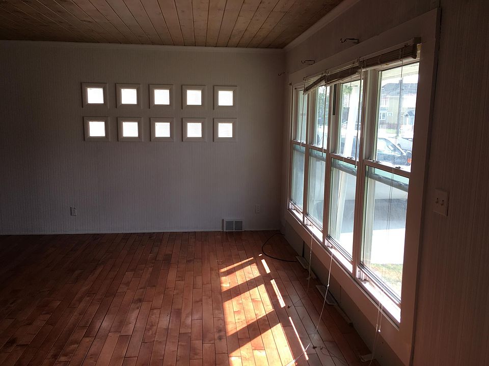 Nice sunlight to the living room 