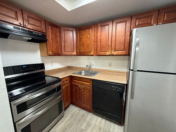 4th image of 325 SE 10th Ave APT 8