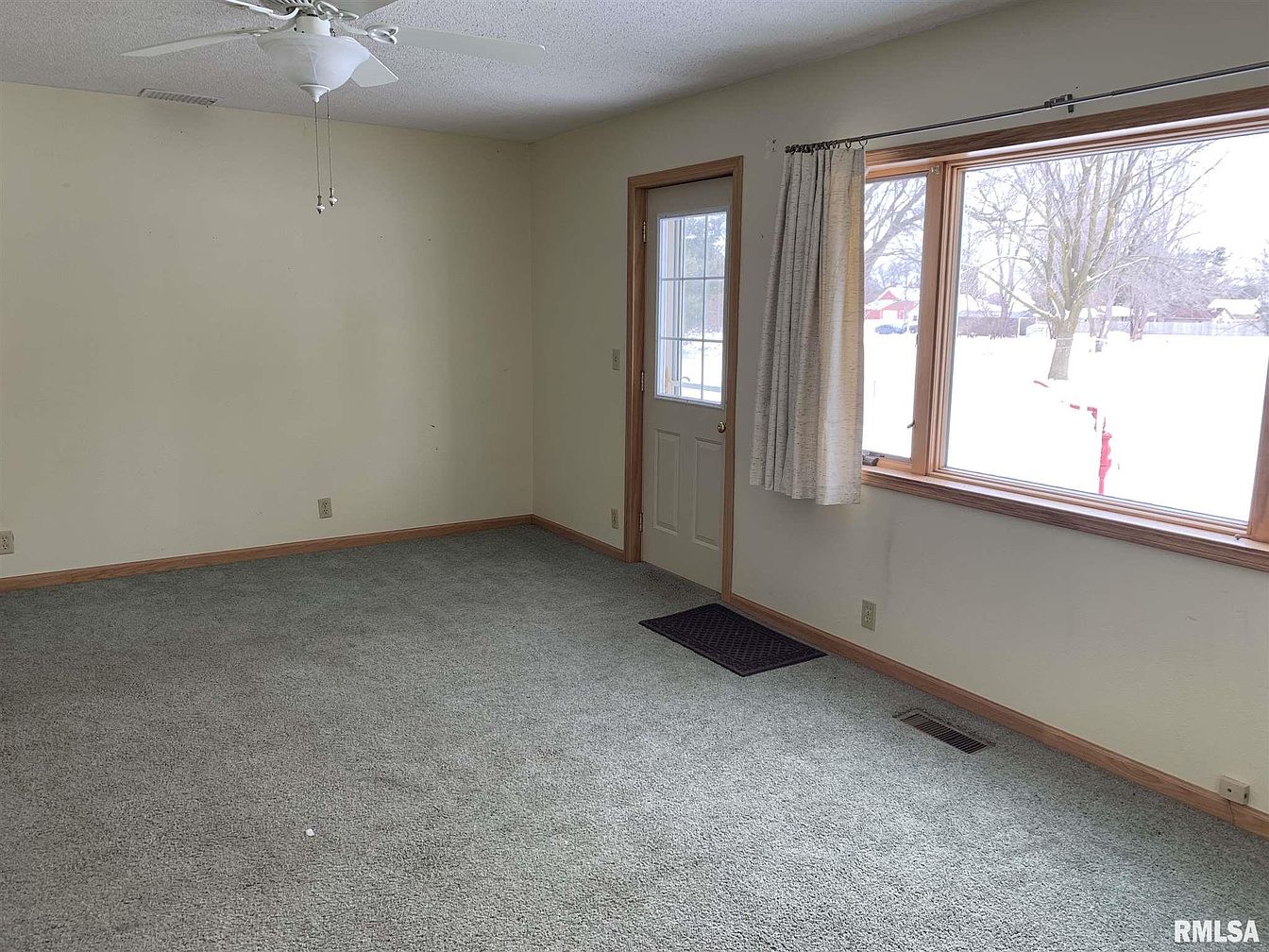 Under 150K Sunday c. 1890 Charming Farmhouse in Williamsfield IL