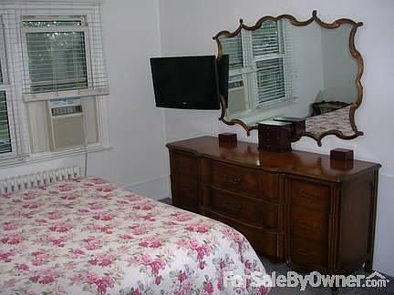 Bedroom : 3 double hung closets