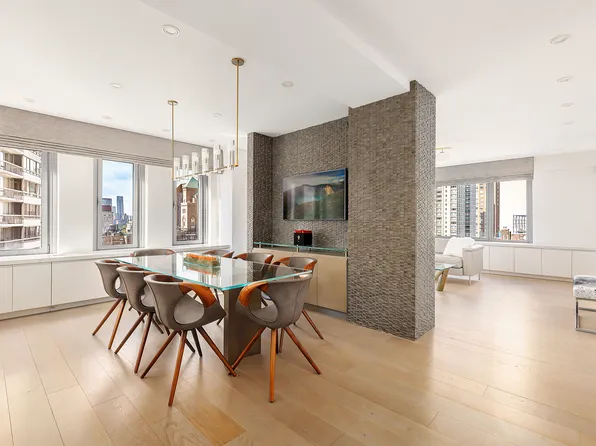 200 East 62nd Street image 1 of 12