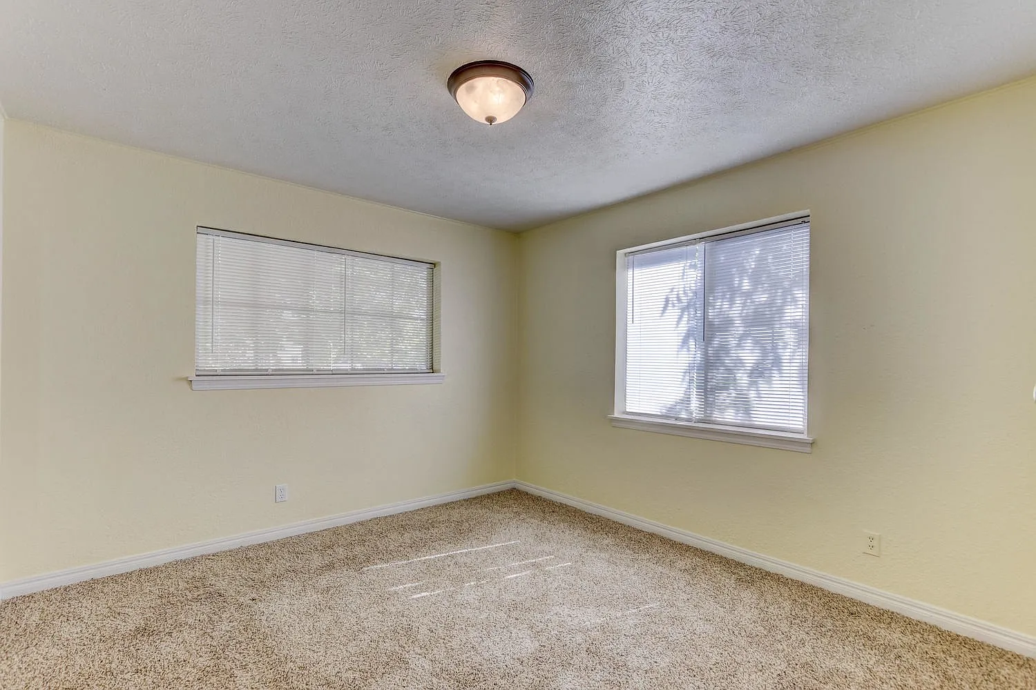 Charming 2-Bedroom Home with Spacious Backyard & Great Location — Photo 4