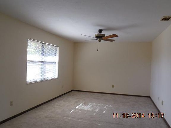 5th image of 612 SE Essex Dr