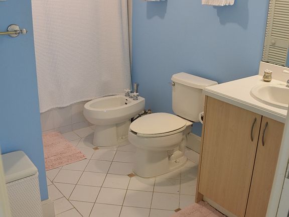 3rd image of 2951 S Bayshore Dr #714