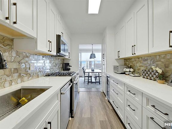 2nd image of 6 Horizon Rd #2209
