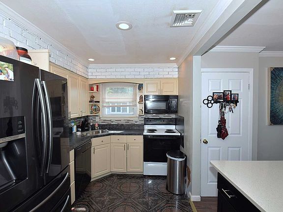 3rd image of 86 Colonial Dr