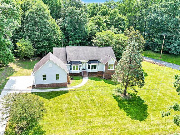 3rd image of 511 Brookwood Dr
