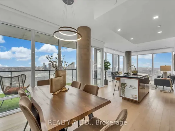 488 University Ave #3902, Toronto, ON M5G 0C1