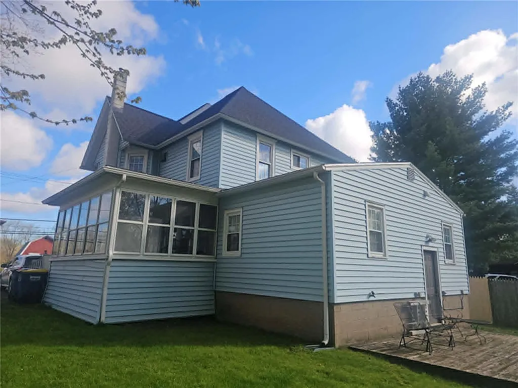 2 bed, 1.0 bath, 2362 sqft, $1,350 — Photo 2