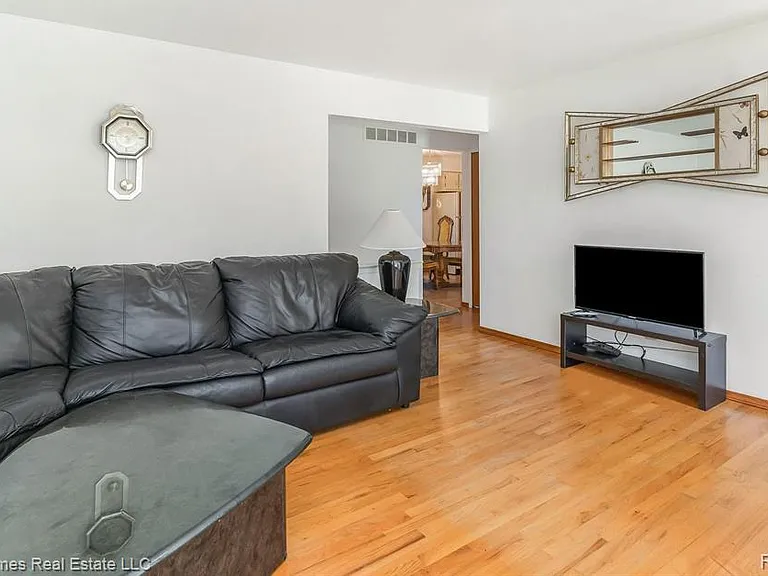 11451 Canterbury Dr — Photo 3