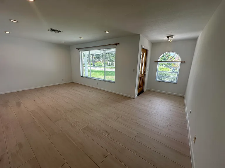 11261 NW 42nd St — Photo 18