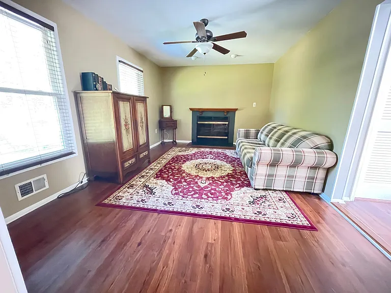16 Jenny Ln — Photo 4